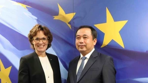 Le ministre vietnamien par intérim de l'Agriculture et de l'Environnement, Tran Duc Thang et Jessica Raswall, commissaire européenne chargée de l'environnement, de la résilience de l'eau et d'une économie circulaire. Photo : VNA. 