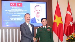 Le ministre de la Défense, Phan Van Giang (à droite), et Haluk Gorgun, président de la Presidency of Defence Industries. Photo : VNA. 