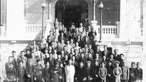 Le président Ho Chi Minh aux côtés des entrepreneurs hanoïens devant le Palais du Tonkin, le 18 septembre 1945. Photo d’archives.
