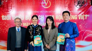 Le comité de rédaction de la collection « Vui hoc tieng Viet » se dit convaincu que ces ouvrages aideront les enfants à développer progressivement un attachement à la langue vietnamienne ainsi qu’une conscience de leurs racines culturelles. Photo : NDEL