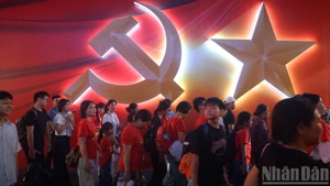 Les visiteurs se pressent dans l’espace d’exposition « 95 ans sous la lumière du drapeau du Parti ».