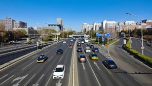 Pour Yin Yong, l’amélioration de l’environnement permet d’attirer les secteurs de haute technologie, de la recherche et de l’éducation — bien loin du modèle ancien fondé sur l’industrie lourde et la main‑d’œuvre non qualifiée.