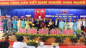Le comité du Parti de la commune de Hoi An Dong pour le mandat 2025-2030 prend officiellement ses fonctions. 