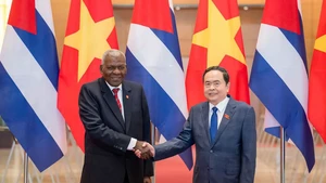 Le président de l’Assemblée nationale, Tran Thanh Man (à droite), accueille Esteban Lazo Hernandez, président de l’Assemblée nationale du Pouvoir populaire de Cuba, lors de sa visite au Vietnam en novembre 2024. Photo : VNA.
