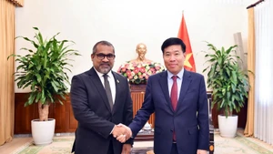 Le vice-ministre des Affaires étrangères (AE), Nguyên Manh Cuong (droite) et son homologue des Maldives, Abdulla Khaleel. 