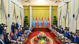 Lors de l'entretien entre le secrétaire général de l’ONU Antonio Guterres et le président Luong Cuong. Photo : NDEL. 