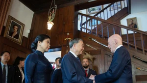 Le secrétaire général To Lam, et son épouse Ngo Phuong Ly rencontrent l’ancien roi Siméon de Saxe-Cobourg-Gotha, qui a été Premier ministre bulgare de juillet 2001 à août 2005. Photo : VNA. 