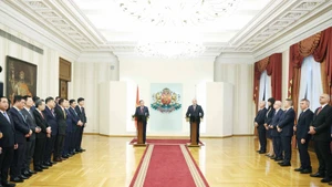 Le secrétaire général du Parti, To Lam, et le président de la République de Bulgarie, Rumen Radev, lors d'une rencontre avec la presse. Photo : VNA