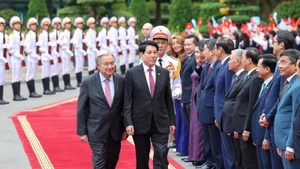 Le président Luong Cuong (droite) préside la cérémonie d'accueil pour le secrétaire général des Nations Unies António Guterres à Hanoï. Photo : NDEL. 