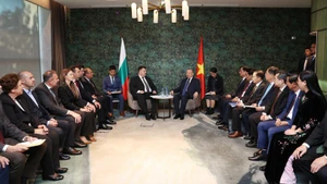 Le secrétaire général du Parti communiste du Vietnam (PCV), Tô Lâm, rencontre le président du Parti socialiste bulgare (BSP), Atanas Zafirov, à Sofia, le 23 octobre. Photo : VNA.