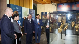 Le secrétaire général To Lam (4e à partir de la gauche), son épouse Ngo Phuong Ly, et le président bulgare Roumen Radev et son épouse au Musée national d’histoire de Bulgarie. Photo : VNA 