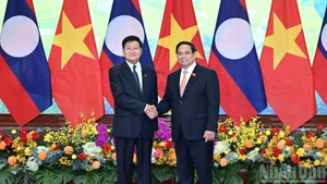 Le Premier ministre Pham Minh Chinh (à droite) et le secrétaire général du Parti révolutionnaire populaire et président du Laos, Thongloun Sisoulith. Photo : NDEL.