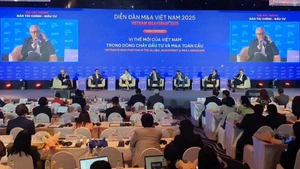 Des délégués échangent lors du forum. Photo : Comité d'organisation.