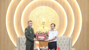 Le colonel Sergey Vladimirovich Belosludtsev offre un cadeau souvenir au vice-amiral Tran Thanh Nghiem. 