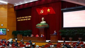 Le secrétaire général du Parti, To Lam, rencontre les membres des sous-comités chargés de préparer le XIVe Congrès national du Parti et du Comité directeur chargé d’examiner les questions théoriques et pratiques liées au processus de rénovation mené au Vietnam depuis quatre décennies. Photo : VNA. 