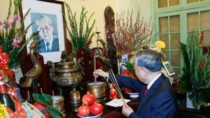 Le secrétaire général To Lam allume de l'encens en mémoire du secrétaire général Le Duan, à Hanoi, le 10 février. Photo : VNA. 