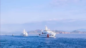 Les navires de la Garde-côte vietnamienne s’entraînent aux manœuvres de défilé en mer.