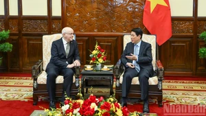 Le président de la République, Luong Cuong (à droite) reçoit l'ambassadeur de Finlande, Keijo Norvanto, venu prendre congé au terme de son mandat au Vietnam. 