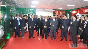 Le ministre de la Sécurité publique Luong Tam Quang et son homologue lao Vilay Lakhamphong, accompagnés des autres délégués, visitent le Centre de données d’identification des citoyens du Laos. Photo : HAI TIEN.