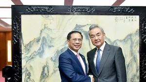 Le vice-Premier ministre et ministre vietnamien des Affaires étrangères, Bui Thanh Son (gauche), et le chef de la diplomatie chinoise, Wang Yi. Photo : VOV. 