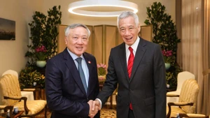 Le vice-Premier ministre permanent Nguyen Hoa Binh (à gauche) et le ministre senior Lee Hsien Loong. Photo : MDDI (Singapour) 