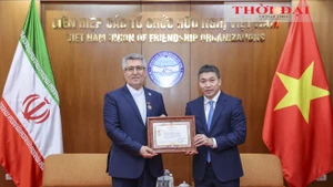 Phan Anh Son, président de l’Union des organisations d’amitié du Vietnam, remet l’Insigne « Pour la paix et l’amitié entre les peuples » à l’ambassadeur d’Iran au Vietnam, Ali Akbar Nazari. Photo : Dinh Hoa 