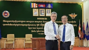 L’ambassadeur du Vietnam au Cambodge, Nguyen Minh Vu (à gauche), aux côtés du gouverneur de la province de Prey Veng, Suon Somalin. (Photo : Ambassade du Vietnam au Cambodge) 