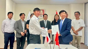 Les représentants de l’Association pour la promotion de la coopération économique Vietnam–Japon (VJECPA, à gauche) et de l’Union financière des zones industrielles du Vietnam échangent le protocole d’accord de coopération. Photo : VOV