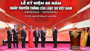 Le chef de l’État remet un cadeau symbolique à la Fédération des avocats du Vietnam, en reconnaissance de son rôle essentiel dans la formation d’un corps juridique professionnel, éthique et engagé au service de la nation.
