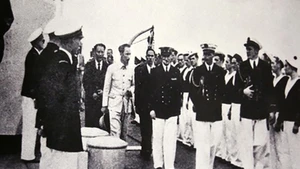 Le haut-commissaire d’Argenlieu accueille le Président Hô Chi Minh à bord du croiseur Emile Bertin, le 24 mars 1946. Derrière lui, à droite, M. Hoang Minh Giam ; à gauche, M. Nguyen Tuong Tam.