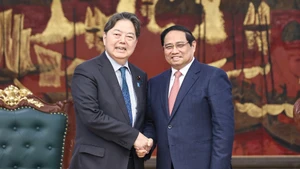 Le Premier ministre Pham Minh Chinh (à droite) et Hayashi Yoshimasa, ministre japonais de l’Intérieur et des Communications.