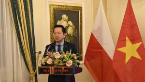 L’ambassadeur du Vietnam en Pologne, Ha Hoang Hai, prend la parole lors du séminaire. Photo : Ambassade du Vietnam en Pologne.