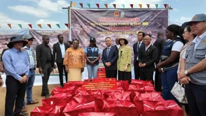 La délégation prépare des cadeaux destinés à 16 familles et à près de 100 élèves suivant les cours dispensés au sein du Village Vietnam–Angola. (Photo : Ambassade du Vietnam en Angola)