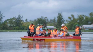 [EN IMAGES] Tran Cam Tu rend visite aux sinistrés des inondations à Da Nang