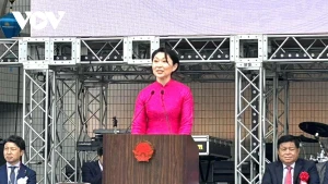 La députée Obuchi en áo dài vietnamien lors du Festival du Vietnam. Photo : VOV-Tokyo.