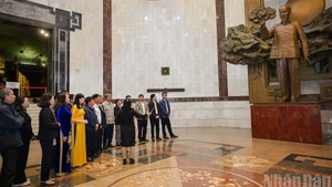 Une délégation composée de 96 secrétaires de cellule du Parti, exemplaires et émérites, représentant plus de 250 000 secrétaires de cellule à travers tout le Parti, issus de 40 comités du Parti relevant du niveau central, a visité le musée Hô Chi Minh à Hanoï.