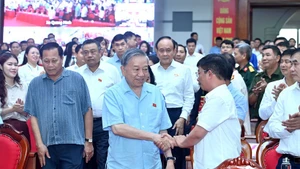 Le secrétaire général du Parti To Lam rencontre des électeurs de Hanoï. Photo : NDEL 