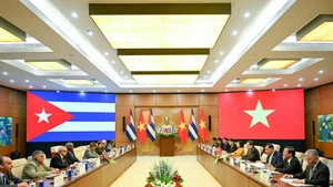 L'entretien à Hanoï entre le président de l’Assemblée nationale du Vietnam, Tran Thanh Man et le président de l’Assemblée nationale du Pouvoir populaire et du Conseil d’État de Cuba, Esteban Lazo Hernández. Photo : NDEL 