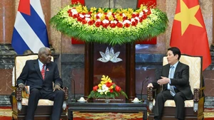 Esteban Lazo Hernandez, président de l’Assemblée nationale de Cuba (à gauche) et le président vietnamien Luong Cuong. Photo : NDEL 