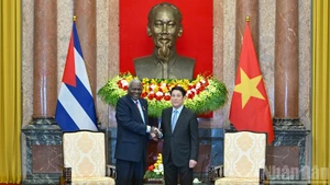 Le président Luong Cuong reçoit le président de l’Assemblée nationale de Cuba Esteban Lazo Hernandez