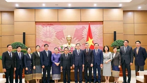 Le président de l’Assemblée nationale reçoit le président de l’Audit d’État du Laos. Photo: VNA 