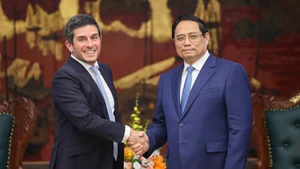 Le Premier ministre Pham Minh Chinh (droite) et Gerald Toledano, membre du comité exécutif et directeur mondial des actions et des produits multi-actifs de FTSE Russell, filiale du London Stock Exchange Group (LSEG). Photo: VNA 