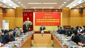 Vue d’ensemble de la rencontre entre le ministère de l’Intérieur et la délégation des chefs des missions diplomatiques vietnamiennes à l’étranger pour le mandat 2026-2029. Photo: Revue Organisation de l’État et Travail