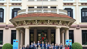 Le vice-PM Tran Hong Ha reçoit les ambassadeurs et chargés d'affaires de l'UE le 16 décembre à Hanoï. Photo : VGP.