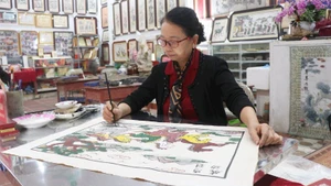 La maître artisan émérite Nguyen Thi Oanh, liée à l’art de la peinture de Dong Ho depuis plus de 50 ans, incarne ce patrimoin culturel ancestral.
