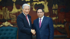 Le Premier ministre Pham Minh Chinh (à droite) reçoit à Hanoï Fukuda Tomikazu, gouverneur de la préfecture de Tochigi (Japon), Photo : VNA. 