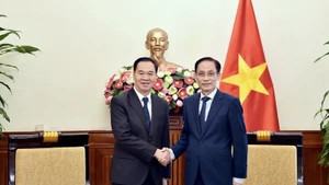 Le ministre vietnamien des Affaires étrangères, Le Hoai Trung (à droite) reçoit le ministre lao de l'Éducation et des Sports, Thongsalith Mangnomek. Photo : VNA. 
