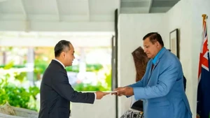 L’ambassadeur du Vietnam en Nouvelle-Zélande et aux Îles Cook, Phan Minh Giang (à gauche), présente ses lettres de créance à Sir Tom Marsters, représentant du roi Charles III aux Îles Cook. Photo : VNA. 