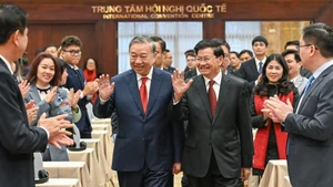 Le Secrétaire général du PCV To Lam et le Secrétaire général du PPRL, Président laotien Thongloun Sisoulith assistent à la conférence de présentation des résultats du XIIe Congrès du Parti révolutionnaire populaire lao.