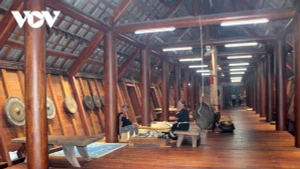 Pour les E De, la maison longue traditionnelle (nha dai) n’est pas seulement un lieu d’habitation : il constitue le centre de la vie culturelle et spirituelle.